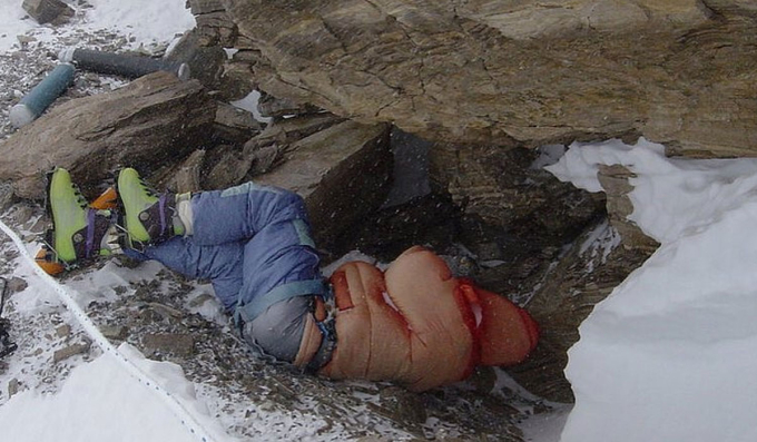 Thi thể Giày xanh dưới một hốc đá. Ảnh: My Everest Trip