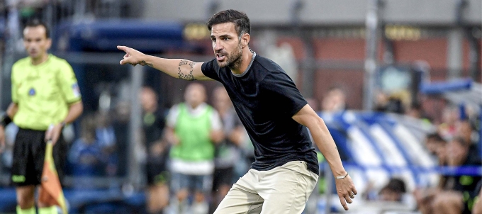 Cecs Fabregas chỉ đạo trong một trận đấu của Como.