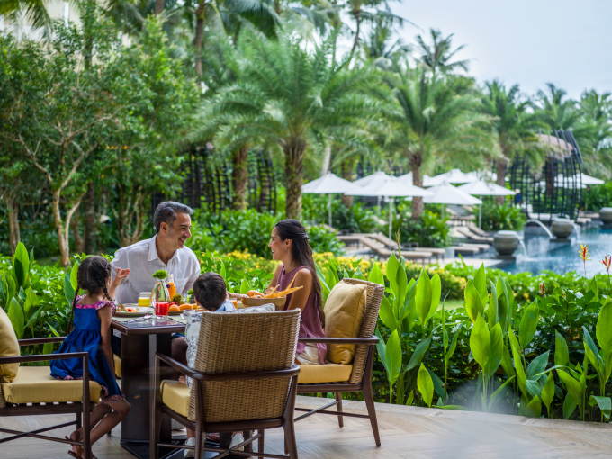 Gia đình du khách dùng bữa sáng tại nhà hàng cạnh hồ bơi. Ảnh: InterContinental Phu Quoc Long Beach Resort
