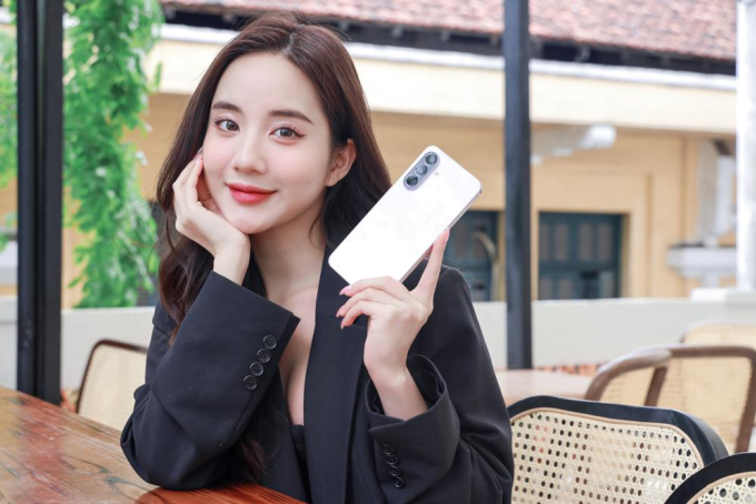 Người dùng sử dụng Galaxy A56 5G. Ảnh: Samsung