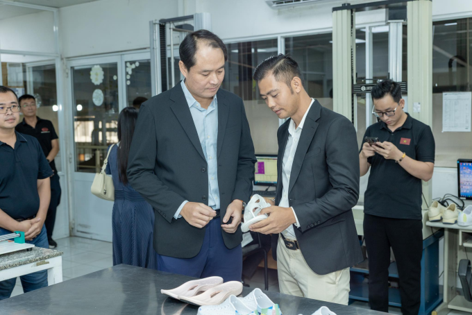 Ông Đặng Quốc Sang - CEO Goya (phải) giới thiệu sản phẩm giày chạy. Ảnh: Goya