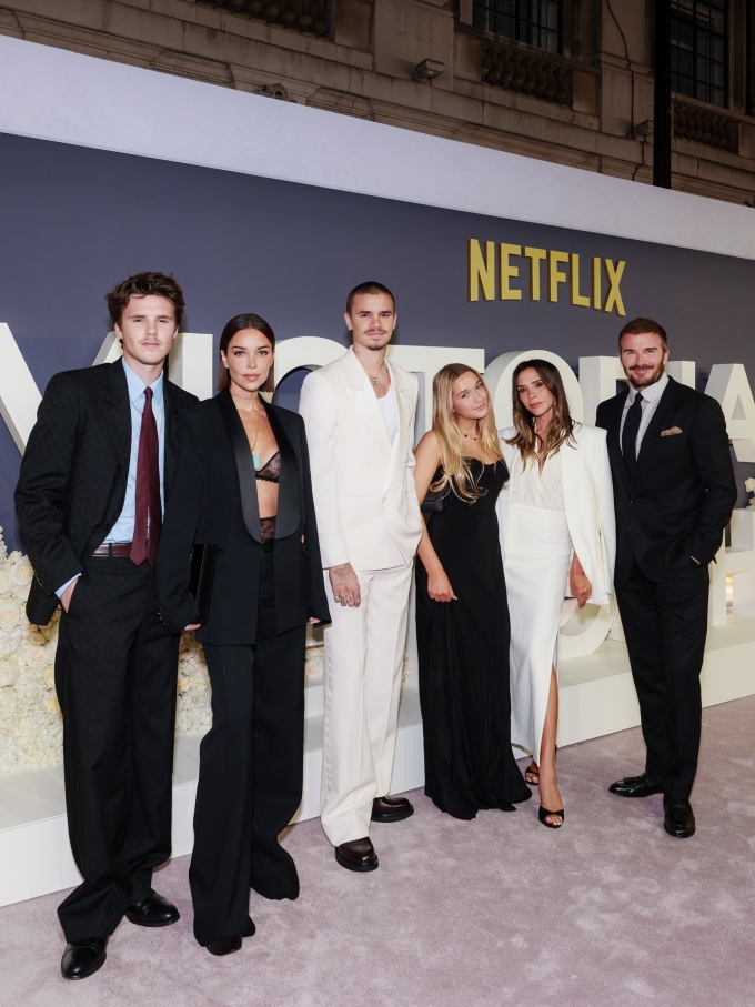 Các con đến ủng hộ buổi quảng bá phim của Victoria Beckham. Từ trái qua: Cruz và bạn gái - ca sĩ Jackie Apostel, Romeo, Harper và vợ chồng Victoria - David. Ảnh: Instagram/ Victoria Beckham