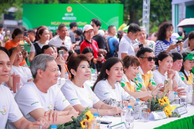 Ban Giám khảo, các thành viên từ Herbalife Việt Nam và người dân theo dõi chương trình sáng 28/9. Ảnh: Herbalife Việt Nam