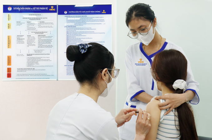Người trẻ tiêm vaccine phòng HPV tại Trung tâm tiêm chủng VNVC Sunrise quận 7, TP HCM. Ảnh: Bình An