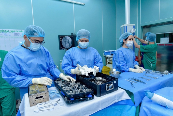 Các y bác sĩ trong phòng phẫu thuật. Ảnh: Bệnh viện cung cấp