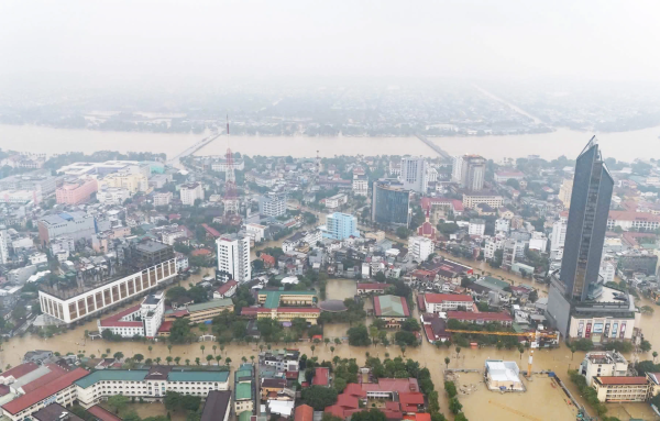 Mưa lũ miền Trung: Hàng nghìn học sinh có thể nghỉ học dài ngày