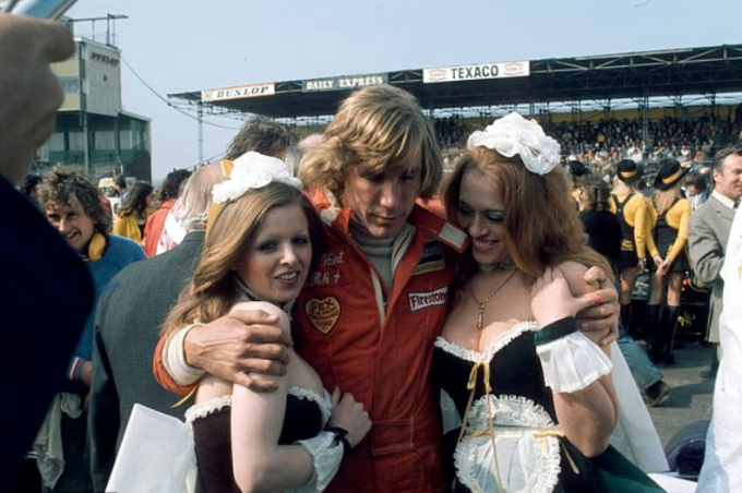 James Hunt, nhà vô địch thế giới năm 1976, thân thiện cùng hai CĐV nữ.