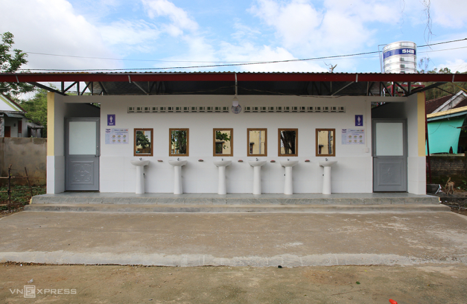 Nhà vệ sinh tại Trường THCS số 2 Hưng Trạch đưa vào sử dụng. Ảnh: Đắc Thành