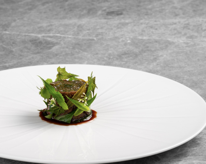 Món ... tại nhà hàng 1 sao Michelin Akuna. Ảnh: Le Meridien Saigon Hotel