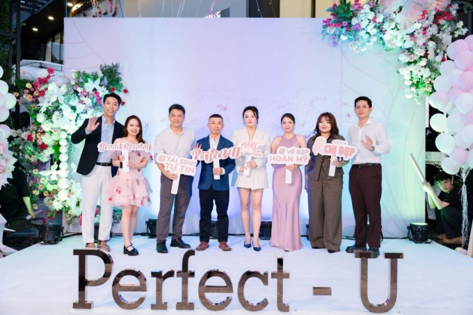 Các khách mời tham gia sự kiện khai trương. Ảnh: Perfect-U