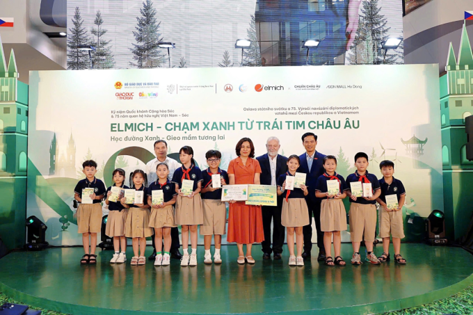 Đại diện học sinh Trường Tiểu học Hạ Đình (Hà Nội) nhận giải Mô hình tái chế xuất sắc. Ảnh: Elmich Việt Nam