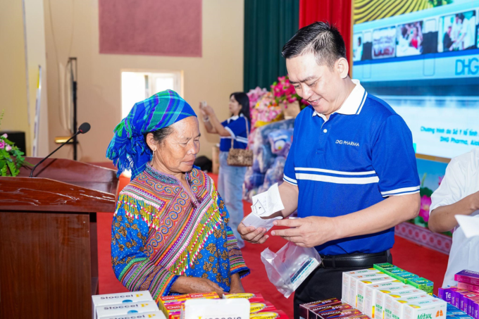 Nhân viên DHG Pharma phát thuốc cho người dân. Ảnh: DHG Pharma