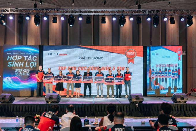 Đại diện các bưu cục nhận giải Top bưu cục cống hiến 5 sao. Ảnh: BEST Express