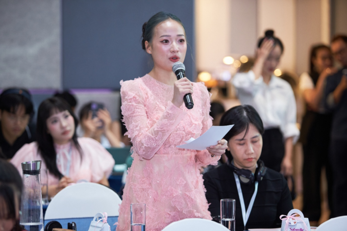 Lê Thị Mỹ Linh - Á Hậu Doanh Nhân Việt Nam 2025, một trong những nữ doanh nhân trẻ đặt câu hỏi cho bà Mary Pauline bí quyết chăm sóc sức khỏe thể chất và tinh thần trong nhịp sống bận rộn, để luôn tự tin và xinh đẹp. Ảnh:
