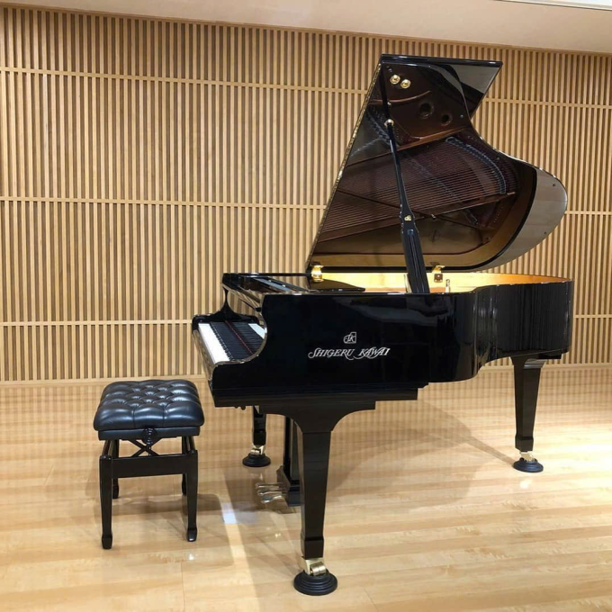 Dòng piano grand cao cấp nhất của Kawai, được trưng bày tại cửa hàng cho khách trải nghiệm. Ảnh: Việt Thương Music