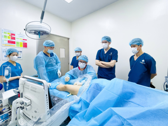 Bernard ứng dụng laser nội mạch bước sóng 1940 nm điều trị suy giãn tĩnh mạch. Ảnh: Bernard Healthcare
