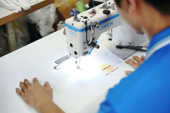 Công nhân may đồng phục cho doanh nghiệp tại xưởng may. Ảnh: Đồng Phục HP