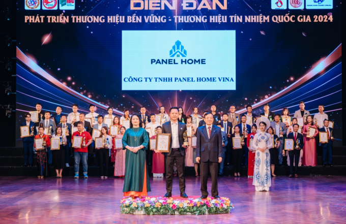 Đại diện Panel Home Vina nhận giải thưởng tại Nhà Hát Quân Đội Thành phố Hà Nội Ảnh: Panel Home Vina