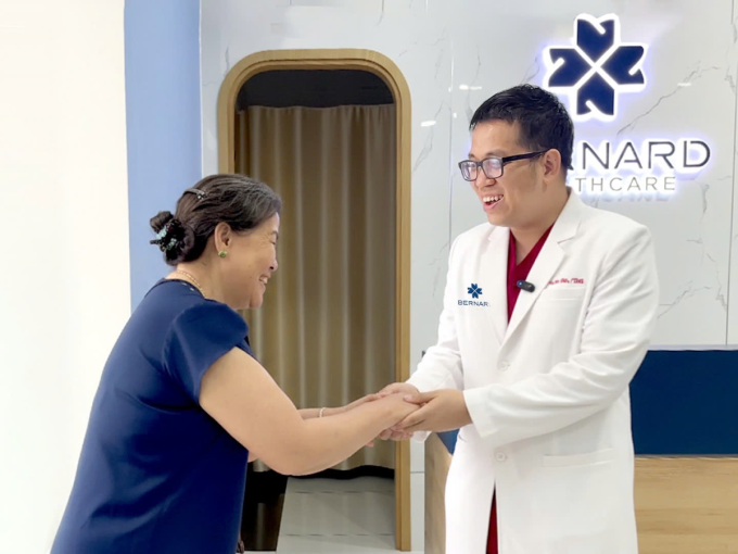 Nhiều bệnh nhân vui mừng thoát khỏi suy giãn tĩnh mạch nhờ phương pháp điều trị hiện đại, công nghệ mới tại Bernard. Ảnh: Bernard Healthcare