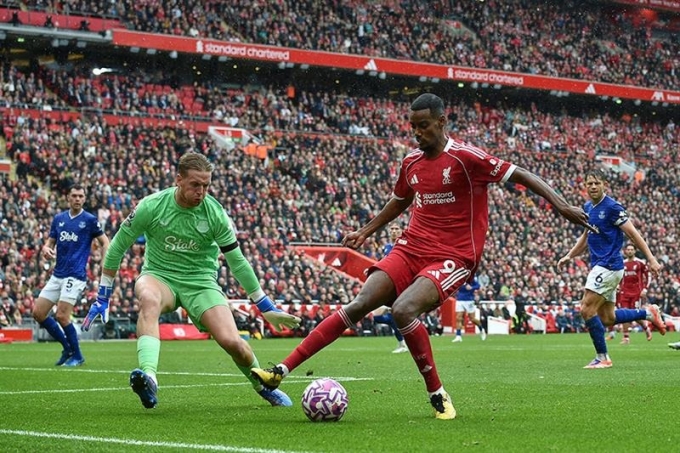 Isak không đạt phong độ tốt tại Ngoại hạng Anh mùa này sau khi chuyển sang Liverpool. Ảnh: AP