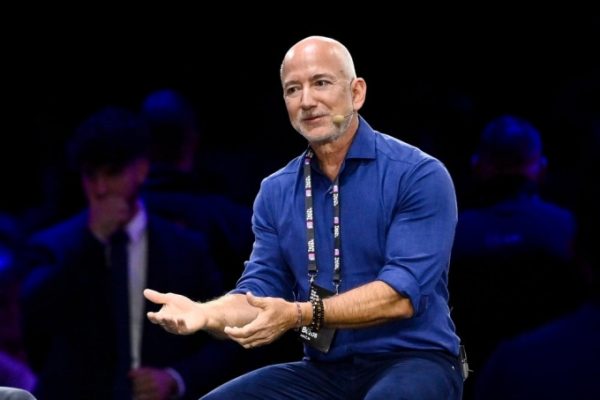 Jeff Bezos khuyên: Đừng bỏ học để thành công như Bill Gates