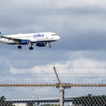 Sự cố máy bay Mỹ: Giảm độ cao 5000m trong 5 phút