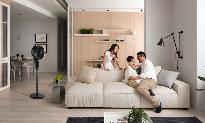 Gia đình thư giãn với công nghệ trên quạt thông minh. Ảnh: Kosmen
