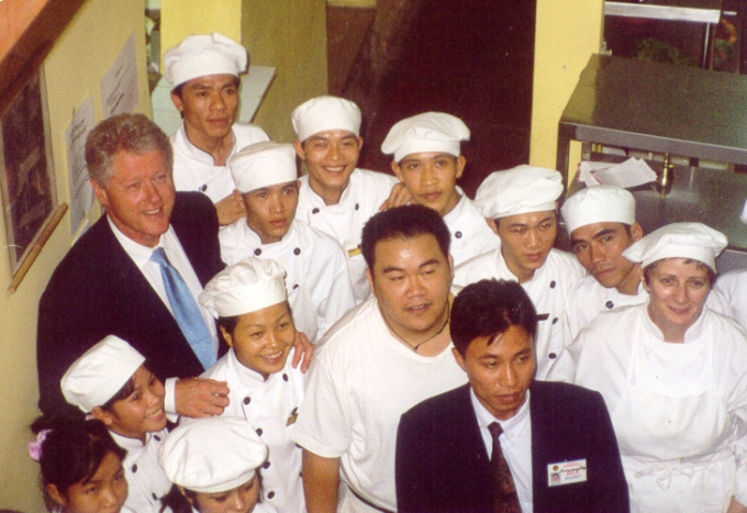 Cựu tổng thống Bill Clinton thăm Koto tại Văn Miếu, Hà Nội tháng 11/2020. Trong ảnh, Jimmy Phạm khi đó 28 tuổi cùng khóa học viên đầu tiên. Ảnh: Nhân vật cung cấp