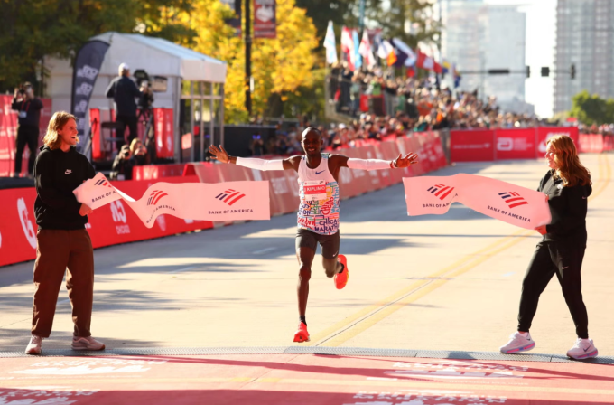 Jacob Kiplimo về nhất Chicago Marathon 2025. Ảnh: Runners World