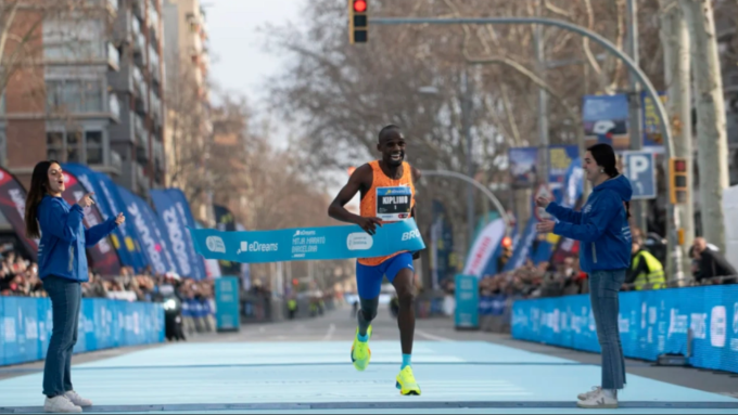 Kiplimo vui mừng sau khi phá kỷ lục thế giới half marathon ở giải eDreams Mitja Marato tại Barcelona ngày 16/2. Ảnh: AP