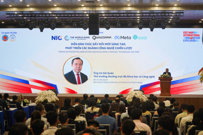 Thứ trưởng Thường trực Khoa học và Công nghệ Vũ Hải Quân phát biểu tại Diễn đàn Thúc đẩy đổi mới sáng tạo, phát triển các ngành công nghệ chiến lược, tháng 10/2025. Ảnh: Lưu Quý