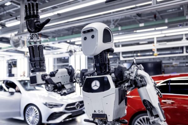 Hãng xe kêu gọi Trump: Đừng đánh thuế robot nhà máy!