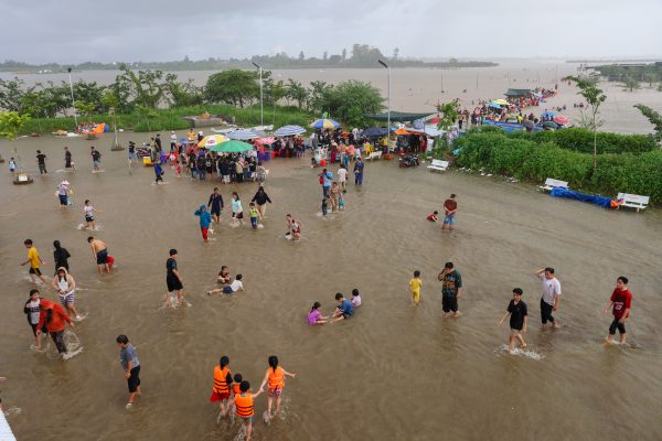 Lễ chùa Núi Nổi miền Tây: Biển người lội nước cầu an