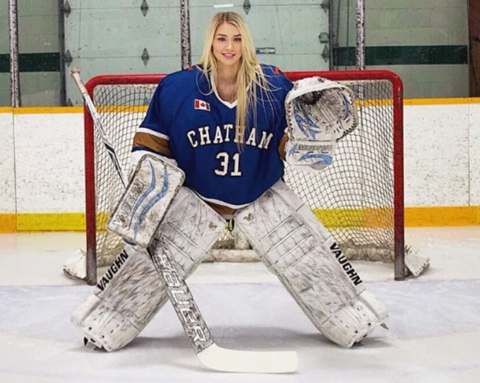 Mikayla Demaiter khi còn thi đấu cho đội Bluewater Hawks tại giải Provincial Womens Hockey League ở vị trí thủ môn.