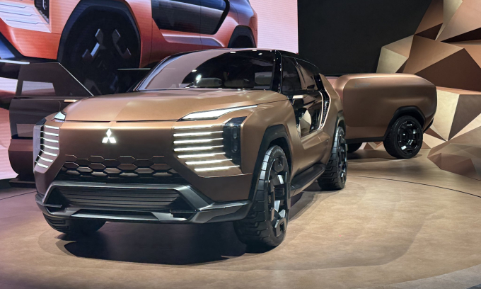 Mitsubishi Elevance concept trên sân khấu ra mắt tại Japan Mobility Show. Ảnh: PW