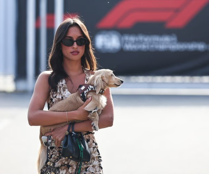 Bạn gái của Charles Leclerc, Alexandra Saint Mleux cùng chú chó Dachshund có tên Leo tại Grand Prix Italy. Ảnh: Nur Photo