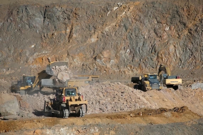 Máy móc hoạt động tại mỏ khai thác đất hiếm ở Mountain Pass, California, Mỹ hồi tháng 1/2020. Ảnh: Reuters