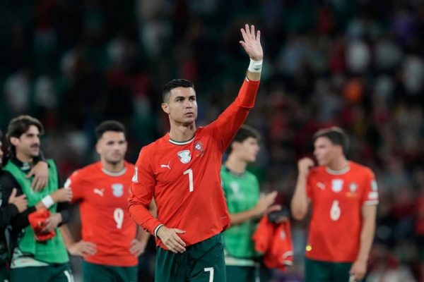 Ronaldo: Kiếm tiền gấp đôi Messi – Tin bóng đá hot