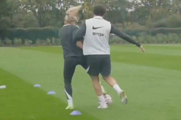 Diego Costa: Xô ngã đồng nghiệp nữ trận từ thiện