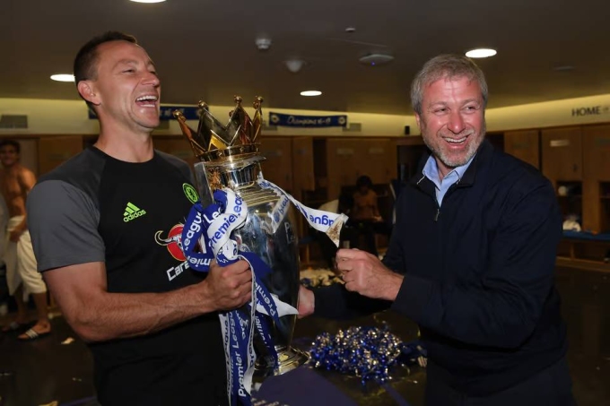 Terry và Abramovich mừng chức vô địch Ngoại hạng Anh 2017. Ảnh: CFC
