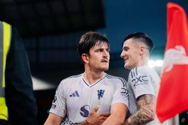 Neville: Man Utd có thể vào top 6 Ngoại hạng Anh