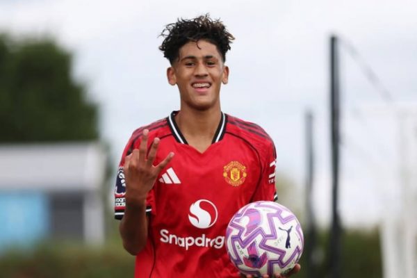 Sao mai 15 tuổi tập luyện cùng đội một Manchester United