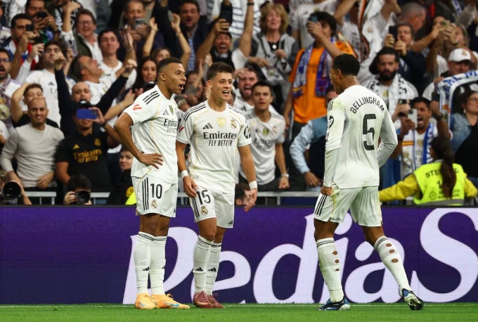 Kylian Mbappe (trái) chia vui với Arda Guler và Jude Bellingham trong trận Real 2-1 Barca ở vòng 10 La Liga tối 26/10. Ảnh: Reuters