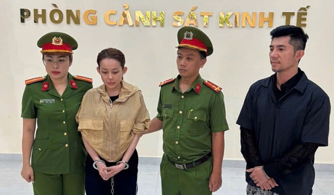 Lương Bằng Quang (phải) lúc Ngân 98 bị bắt ngày 13/10. Ảnh:Công an TP HCM