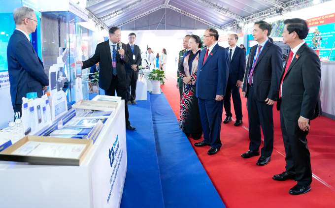 PGS.TS.BS Trần Quang Bính - Giám đốc chuyên môn hệ thống BVĐK Tâm Anh TP HCM - giới thiệu hệ sinh thái y tế công nghệ cao Tâm Anh - VNVC trước các lãnh đạo, nguyên lãnh đạo Đảng, Nhà nước. Ảnh: BVĐK Tâm Anh