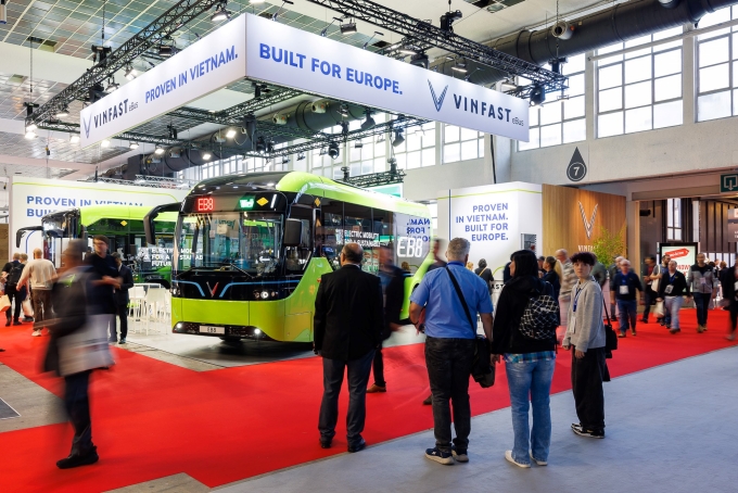 Hai mẫu bus điện trưng bày tại triển lãm. Ảnh: VinFast