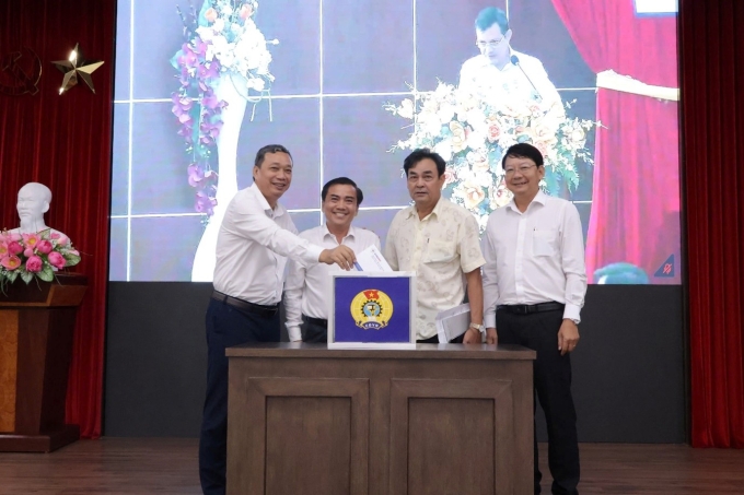 Cán bộ nhân viên Công ty Điện lực Vĩnh Long ủng hộ. Ảnh: EVNSPC