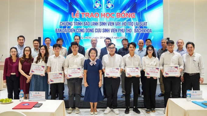 Lê trao học bổng chương trình bảo lãnh sinh viên vay, hỗ trợ lãi suất Ảnh: Trường đại học Bách khoa