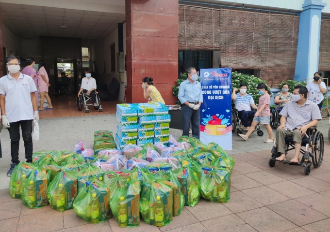 Sơn Tison gửi tặng phần quà đến những người khuyết tật và người có hoàn cảnh khó khăn trong dịch Covid. Ảnh: Sơn Tison