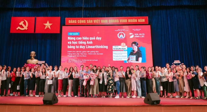 NCS Hà Đặng Như Quỳnh là diễn giả chính trong buổi tập huấn về phương pháp giảng dạy tiếng Anh Linearthinking do do Trung tâm Thông tin và Chương trình giáo dục trực thuộc Sở Giáo dục - Đào tạo TP.HCM tổ chức vào tháng 4-2025. Ảnh DOL English.